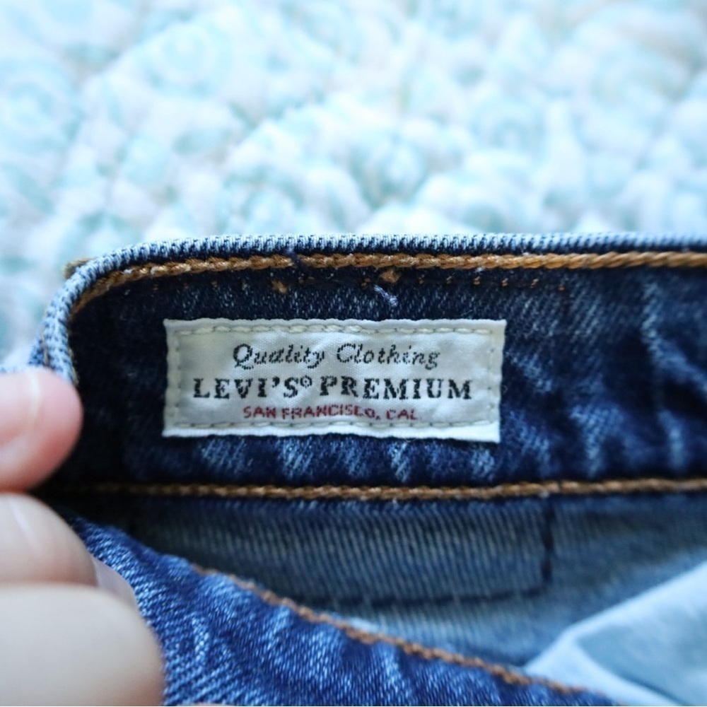 Levi’s Wedgie Straight Fit Women’s Jeans in Below the Belt Medium Wash Size 27 - Picture 8 of 10